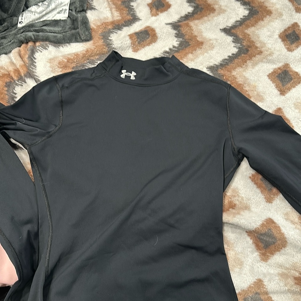 Under armour cold gear fitted long sleeve black shirt.